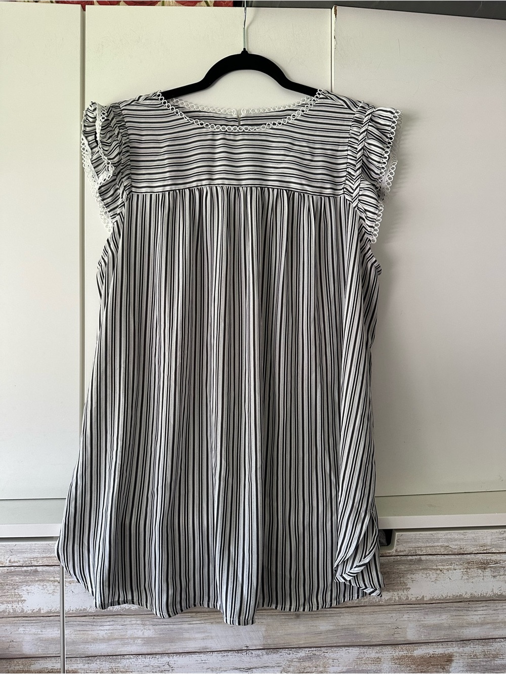 🤍 LOFT Maternity Striped Flutter Sleeve Blouse Lace Trim White Black
